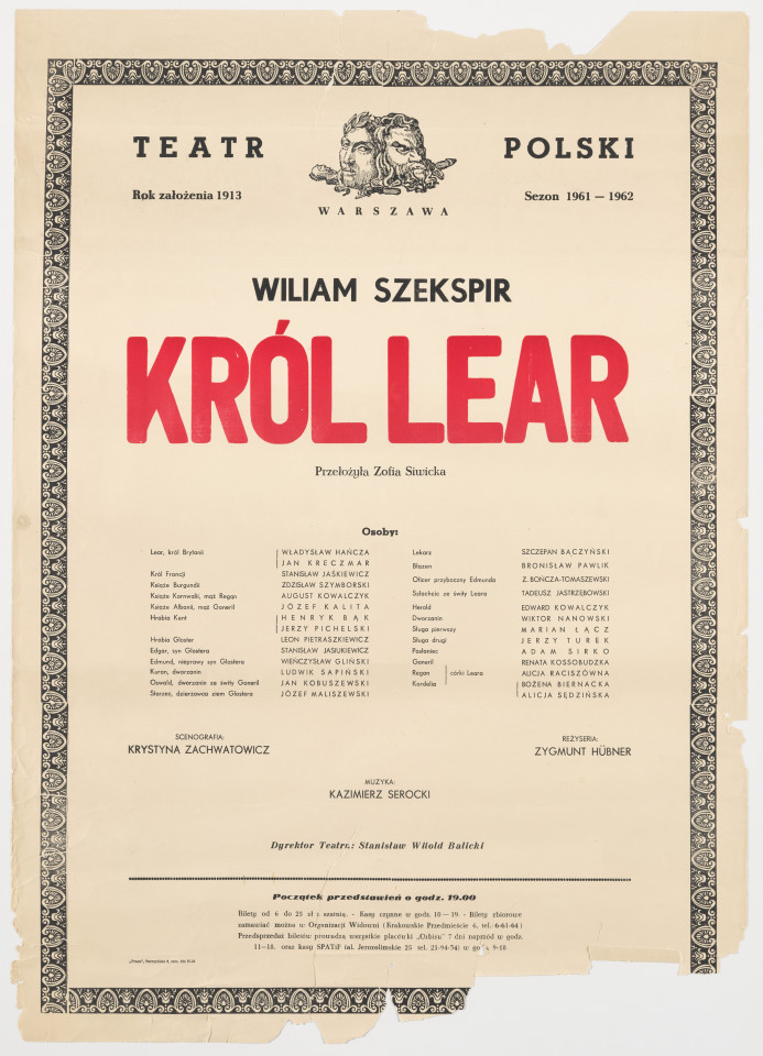 Zadrukowany tekstem plakat z czerwonym tytułem spektaklu i logotypem Teatru Polskiego w Warszawie.